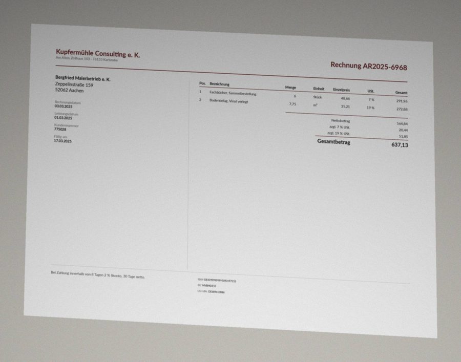 Rechnung, mit dem Telefon schräg fotografiert, ungleichmäßig beleuchtet